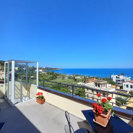Holidays לינה וארוחת בוקר 4*