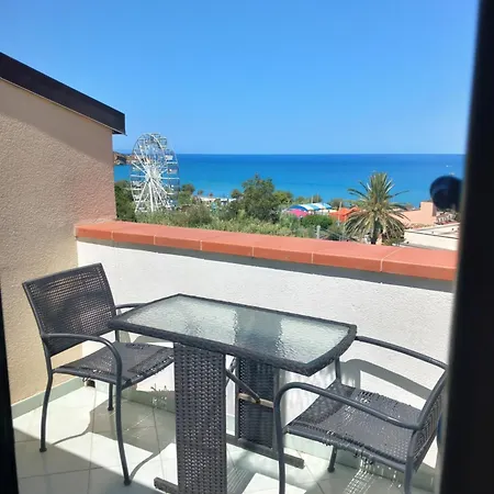 לינה וארוחת בוקר Holidays 4*