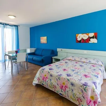 לינה וארוחת בוקר Holidays 4*